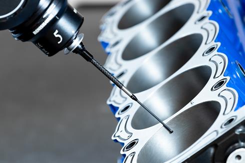 OPTiMUM™ gyémánt tapintószár, amely egy acél hengerbéléssel rendelkező Cosworth V10-es alumínium motorblokkot ellenőriz