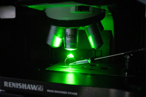 Konfokalni ramanski mikroskop inVia med analizo dragega kamna