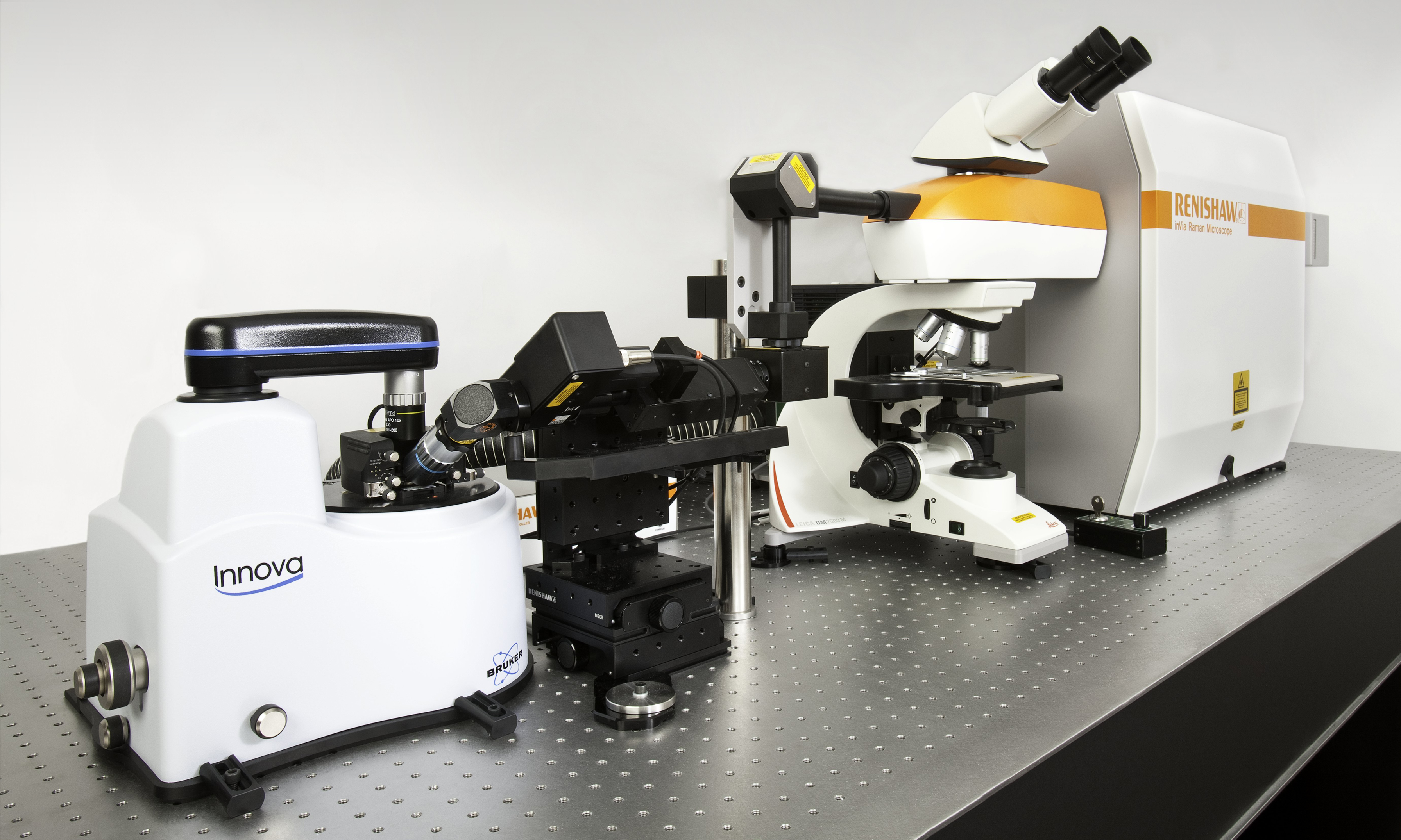 Hibridni sistem z ramanskim mikroskopom InVia