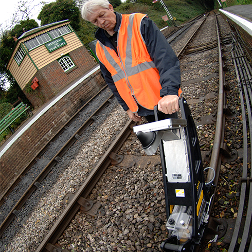 Sperry – "Walking Stick" je naprava za preverjanje, ki jo uporabnik potiska vzdolž železniških tirov