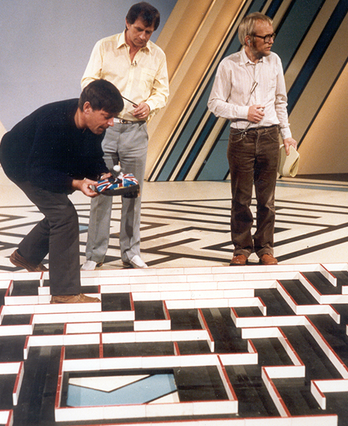 Alan Dibley predstavlja svojo mikromiš Johnnyju Ballu na oddaji "Think of a number", leta 1983.